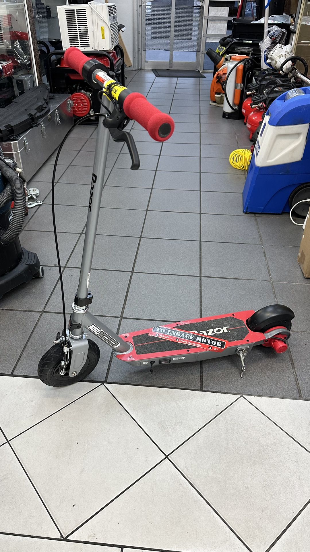 Razor Black Label E100 Electric Scooter for Kids Ages 8+ and up to 120 1bs, Up to 10 mph, Power Core High-Torque Hub Motor