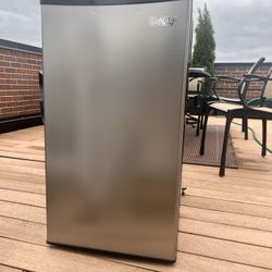 Mini Refrigerator + Freezer 