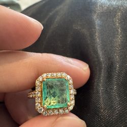 Women’s Emearld 18k Diamond Ring 