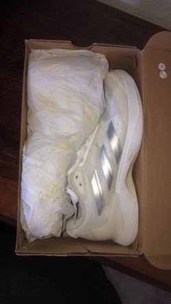 Adidas shoes size 11 in women’s size 10 in mens