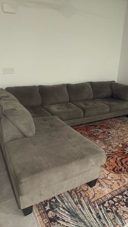 L SHAPED GREY/GREEN COUCH