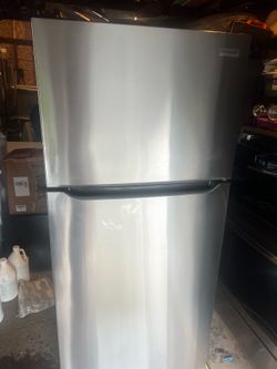 Like new Frigidaire refrigerator