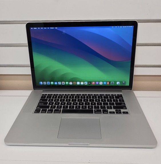 Macbook Pro Mid 2015 15"

Intel® Core™ i7 Processor
Hard Drive 500GB SSD 
Memory RAM 16GB
MacOS Sequoia 
Virtual Dj 

Se Habla Español