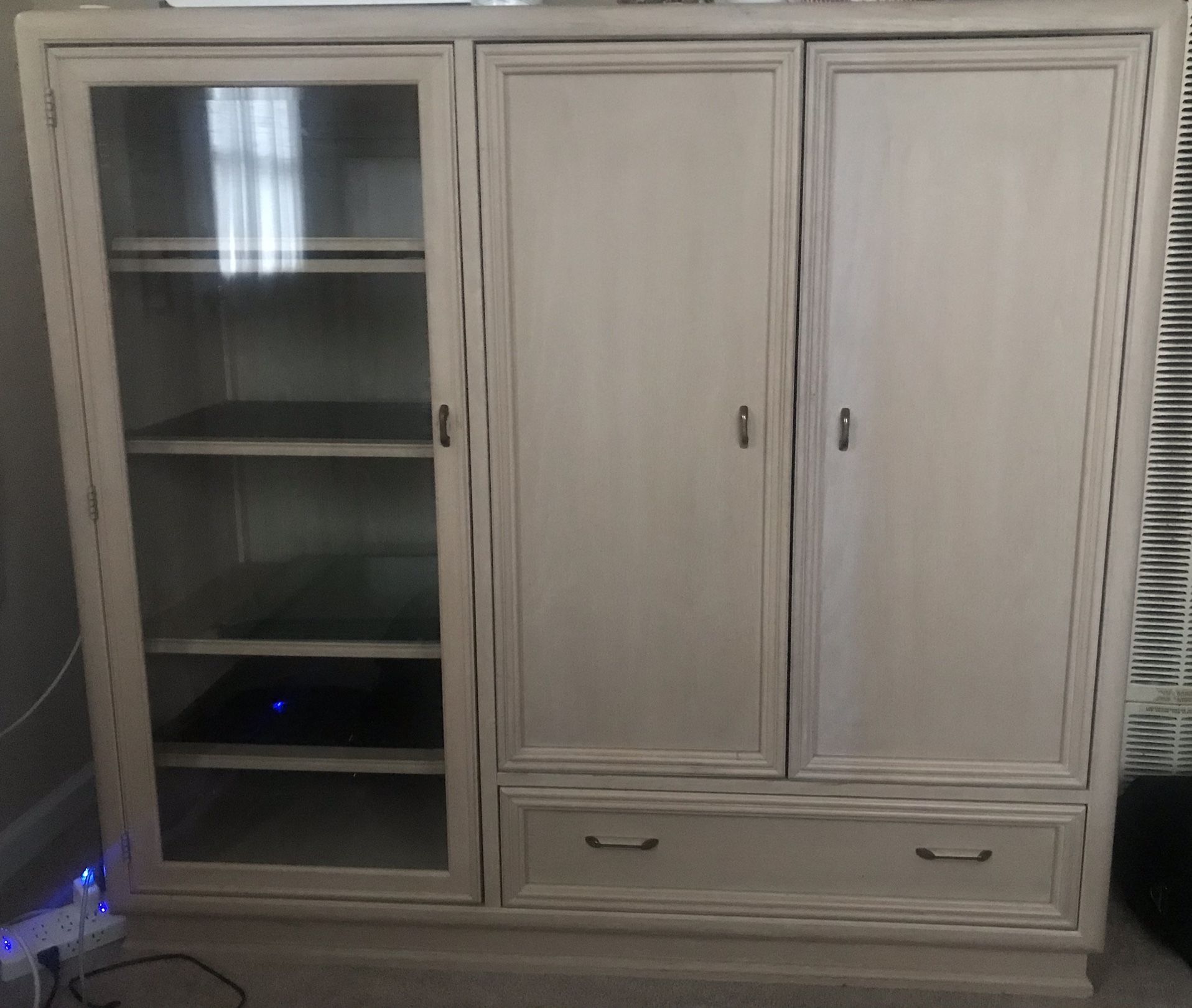 CABINET LIKE NEW FOR YOUR TV FOR SALE NOW/MINT FLOWLES!!WHITE WASH OAK