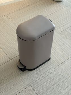 Garbage Can w/ Step Pedal