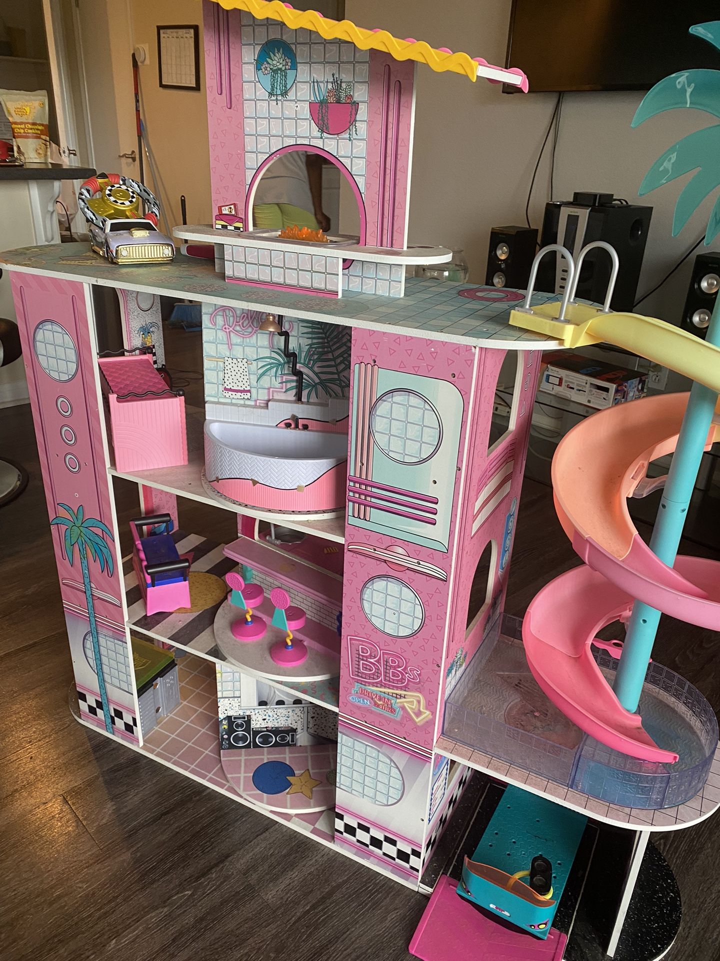 LOL Doll House With Car 