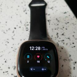Fitbit Versa 4 With Charging Dock
