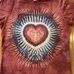 The Mountain Red Purple Tie Dye Heart Unisex T-shirt Size Large Vintage