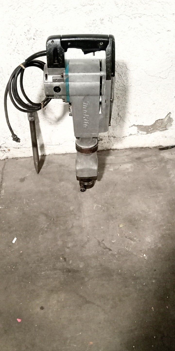 makita HPM1500 heavy duty jack Hammer one bit this demolition hammer has done complete service bearing armature brushes grease repack works excellent