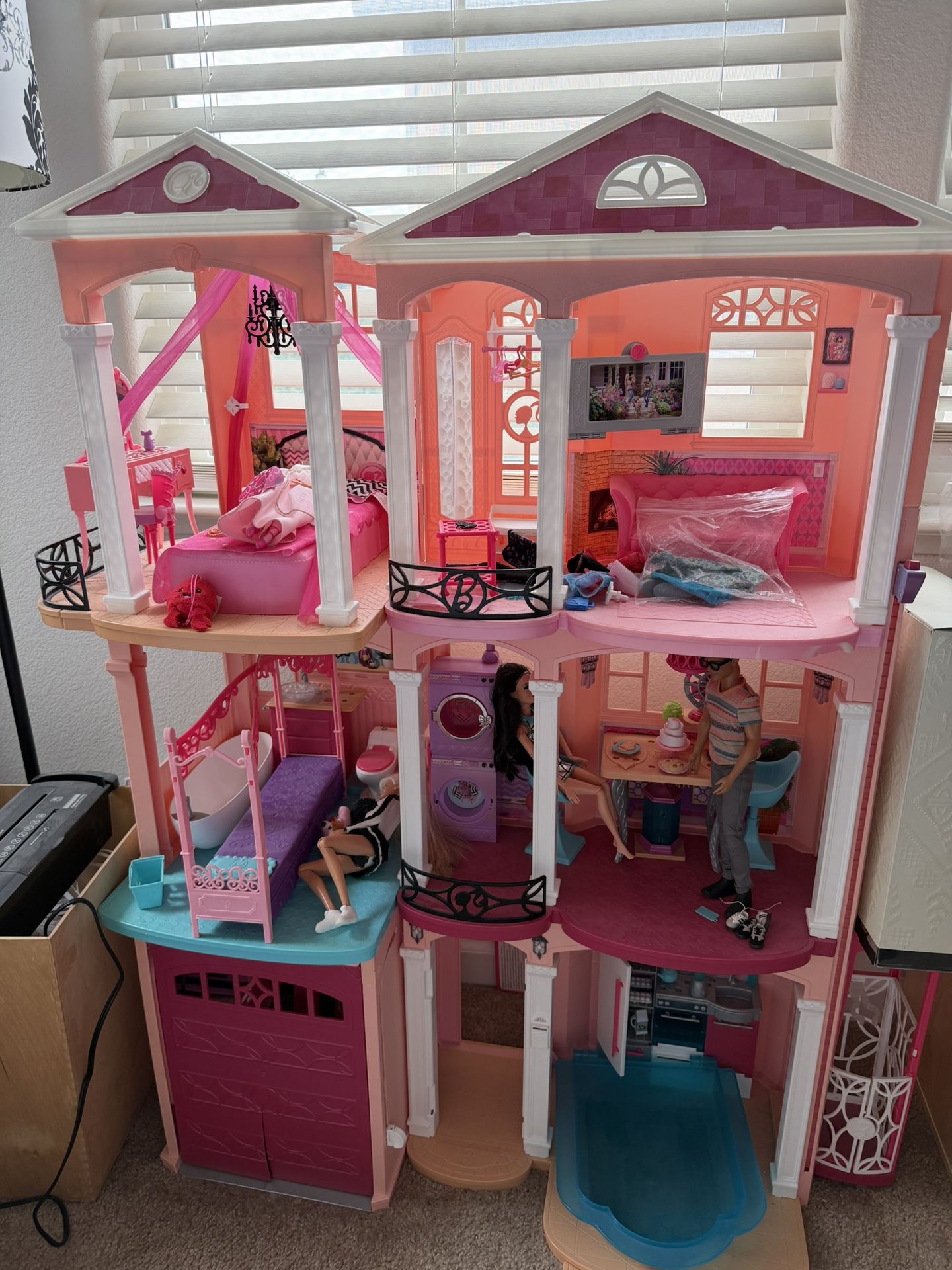 Barbie Dream House Plus 5 Dolls