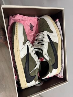 Travis Scott medium olive . Size 10