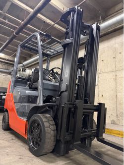 TOYOTA MODEL 8, latest model 4500 lb, 3 stage, side shift