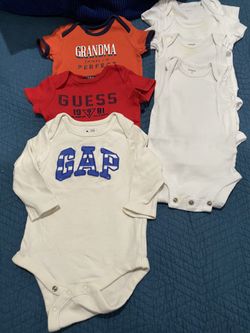 Baby onesies size 3 Months