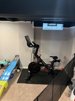 2020 Peloton Bike 2nd Gen Very Good Condition with Accessories - Berkley, MI