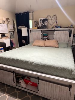 King storage bedroom set + 2 matching night stands