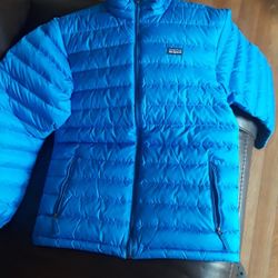 Patagonia jacket size X Large boys, runs big. I wear a woman medium and it fits me. can fit woman size small and medium.