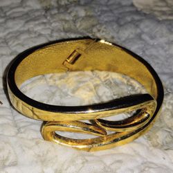 Gold-Tone Split Band Bracelet with Loop Design