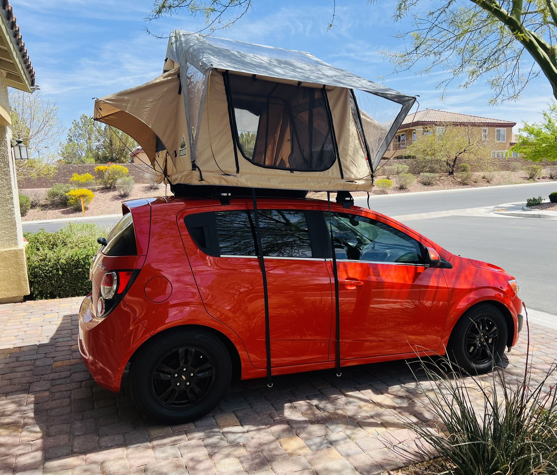 TUFF STUFF TRAILHEAD ROOFTOP TENT & Rhino Rack Cross Bars
