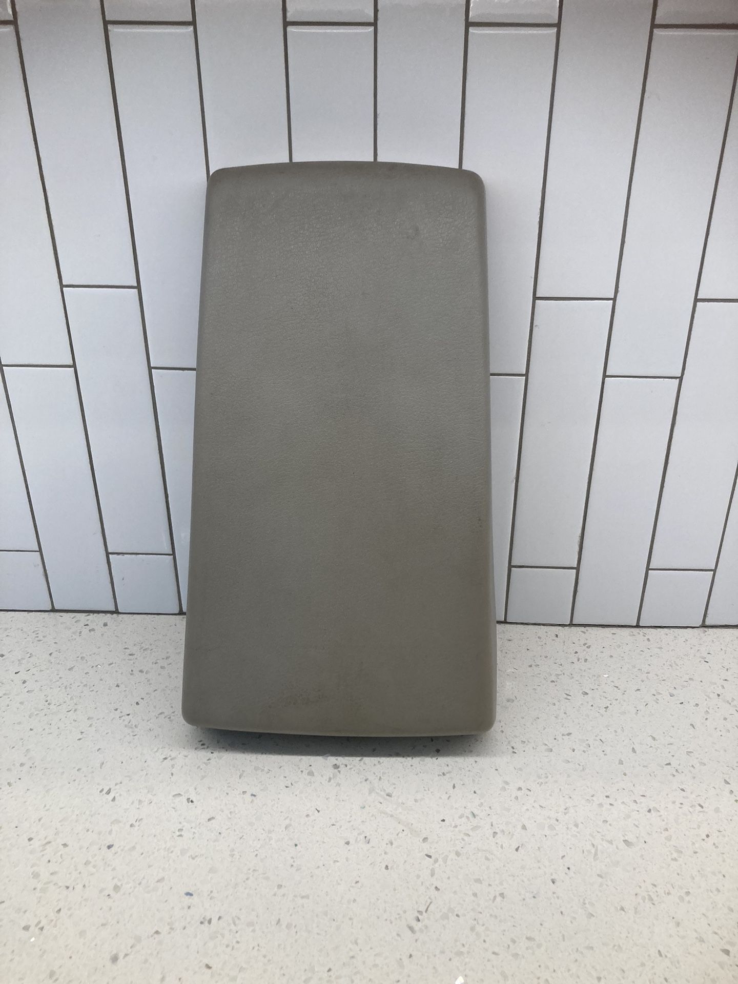 Center Arm Rest Taken From A 2011 Dodge Nitro
