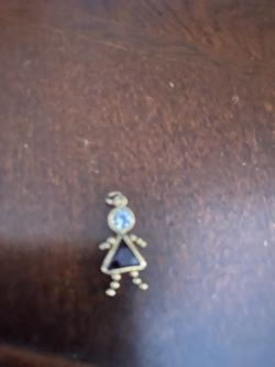🌺🌸🌺HERMOSO DIJE DE OROREAL CON PIEDRA ROOJA TIPIFICA NIÑA DIJE CHIQUITO