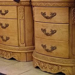 Beautifully Crafted Wooden And table Set