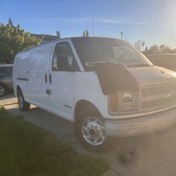 ‘00 Chevrolet 3500 Express Van