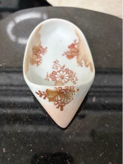 Vintage trinket box made of Limoges porcelain with floral designs
