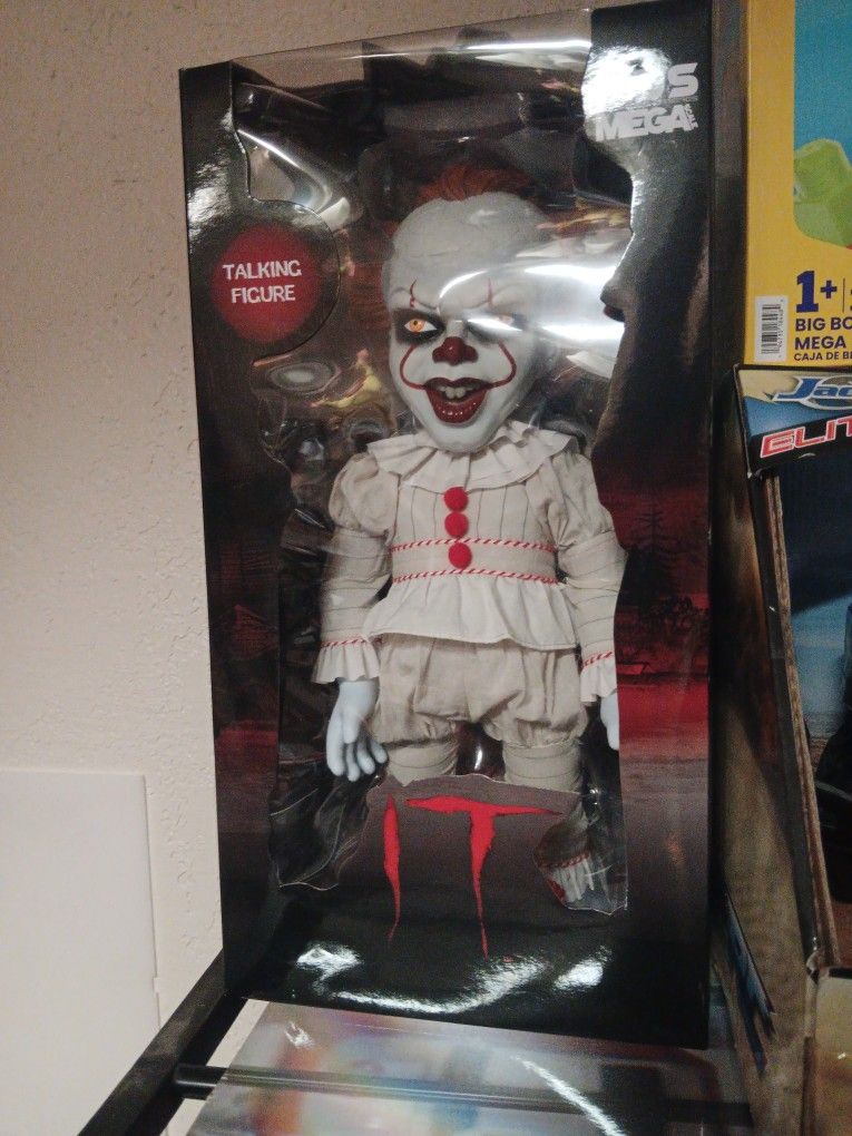 MEZCO ..MEGA SCALE..PENNYWISE 