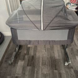 Rolling Baby Bassinet 