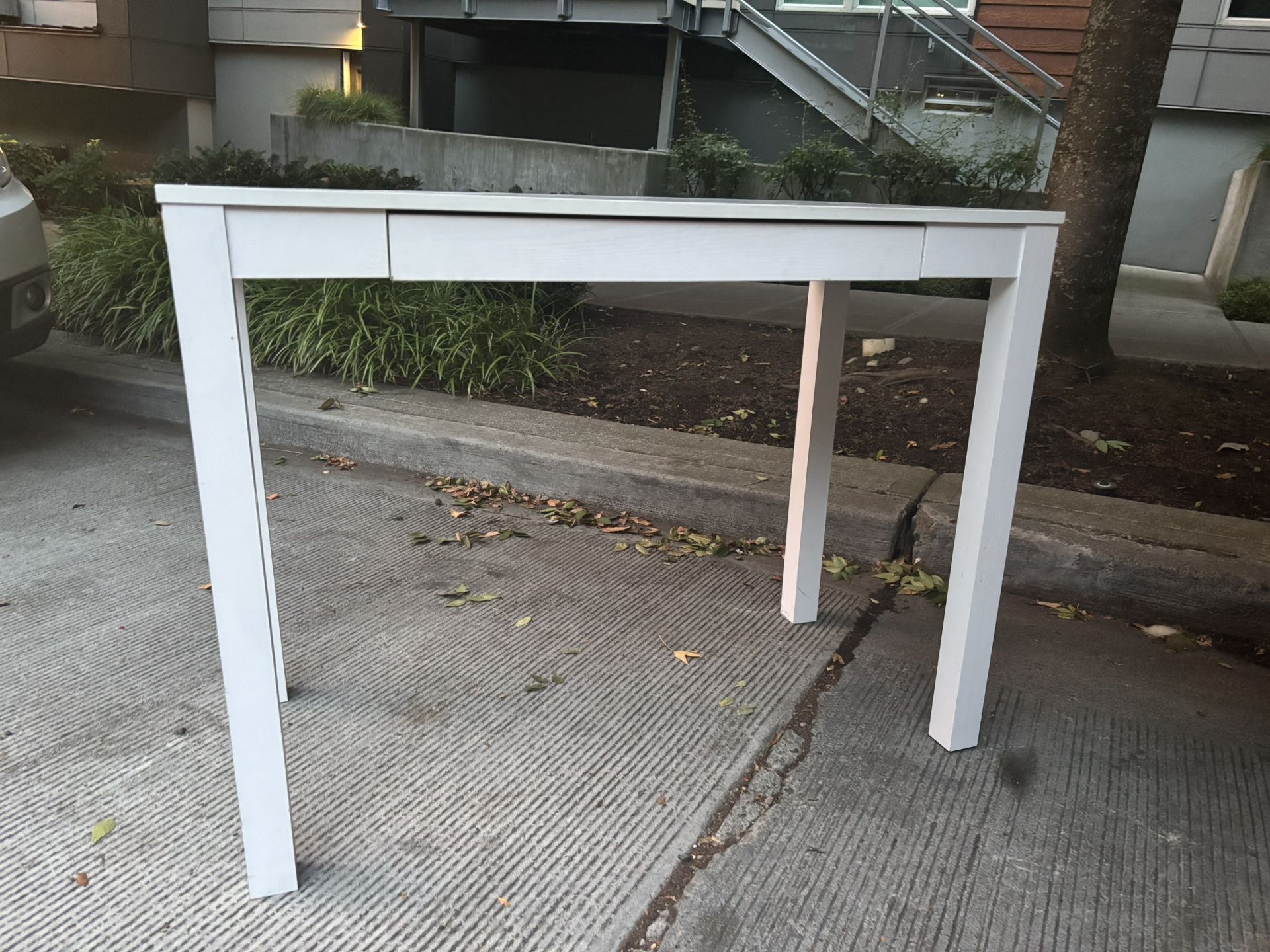 white desk with one drawer
