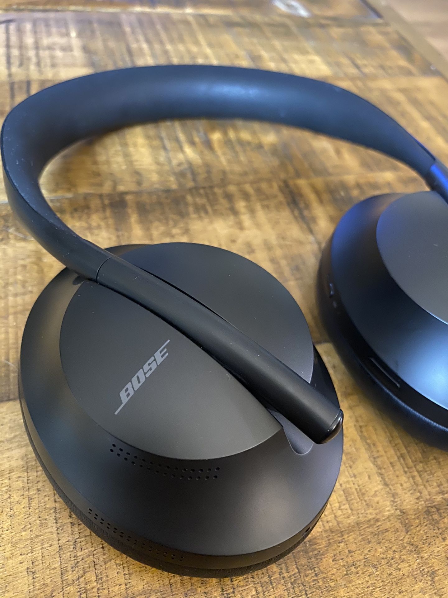 Bose Noise Cancelling Wireless Headphones 700, with Alexa, Black