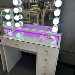Vanity. Hollywood Mirror. Bluetooth And Speakers