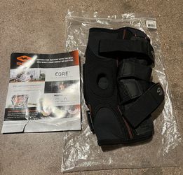 Knee brace with bilateral hinges