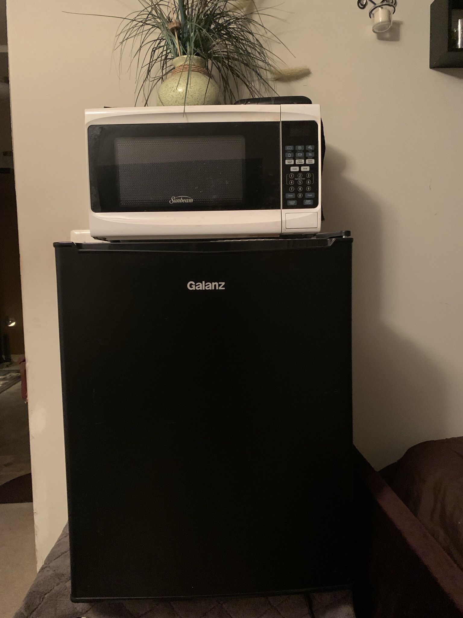 Black Galanz Mini Fridge w/Freezer