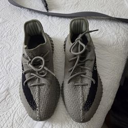 Yeezys 350 sz 9 1/2