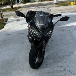 like new 2017 Kawasaki Ninja 1000 black color way motorcycle!!