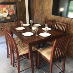 Counter Height Table Set (No Stains , Rips Or Tears) 
