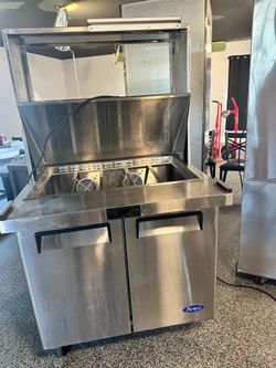 Refrigerated sandwich/salad/deli prep station