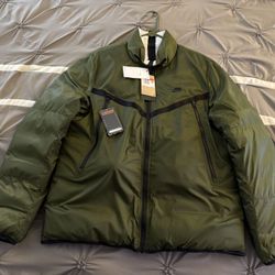Nike Sportswear Men's Therma-FIT Repel Reversible Jacket (Rough Green)DD6974-326