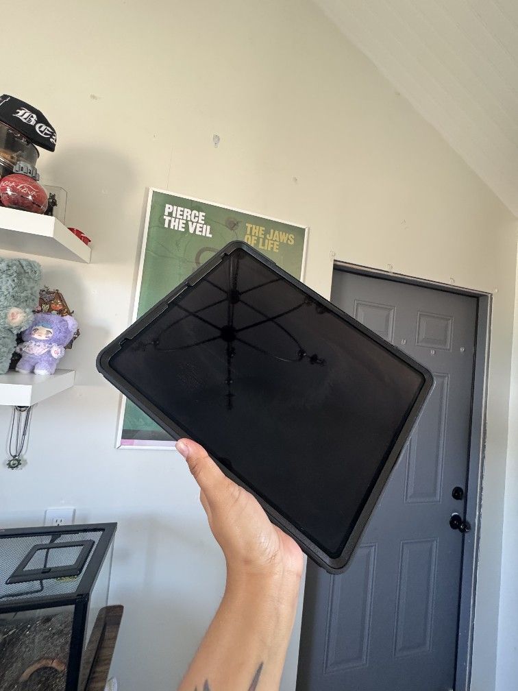 128gb iPad Pro 12.9” 6th generation WITH 2nd gen Apple Pencil