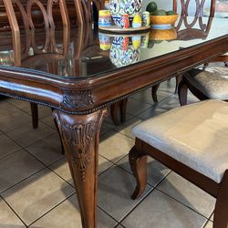 USED SOLID WOOD DINING TABLE (GOOD CONDITION)
