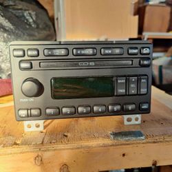 In-dash 6-cd changer / AM FM stereo