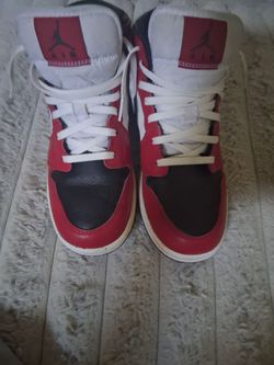 Jordan 1s red white and black size 5.5 worn like new a lil crease