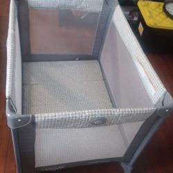 Graco Pack 'n Play Portable. Color Grey 
