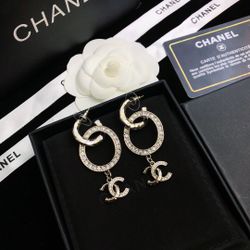 A classic women's earrings