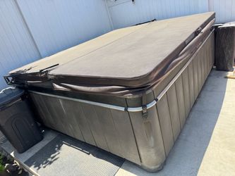 Caldera spa 2019 Cantabria 8 person salt Water system 8 speaker 2” speakers paid over 25k