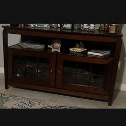 Wood Tv Stand .. Like New With Glass Cabinet and Shelves 