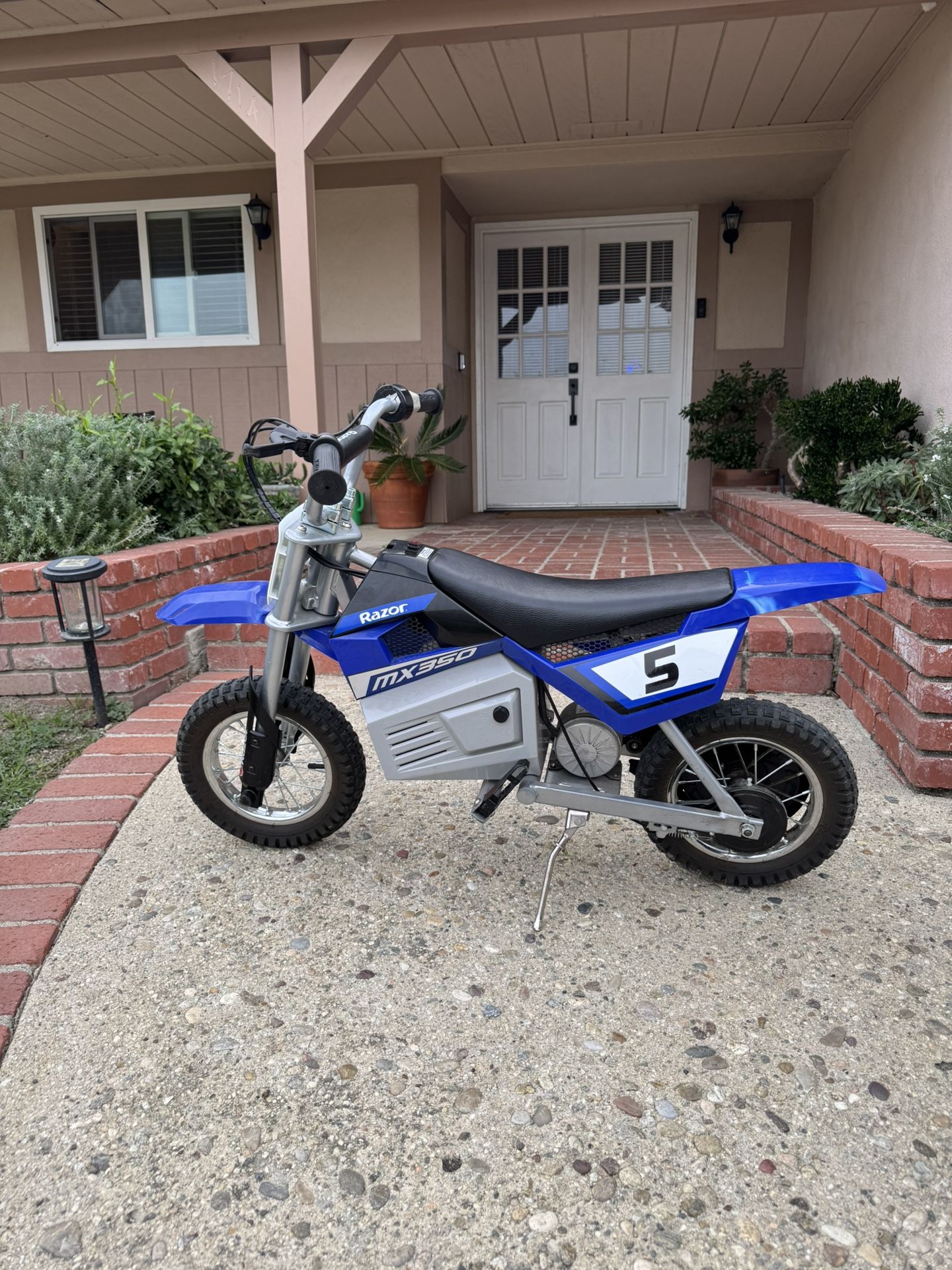 Razor MX350 Dirt Rocket - Blue, 24V Miniature Electric Dirt Bike for ...