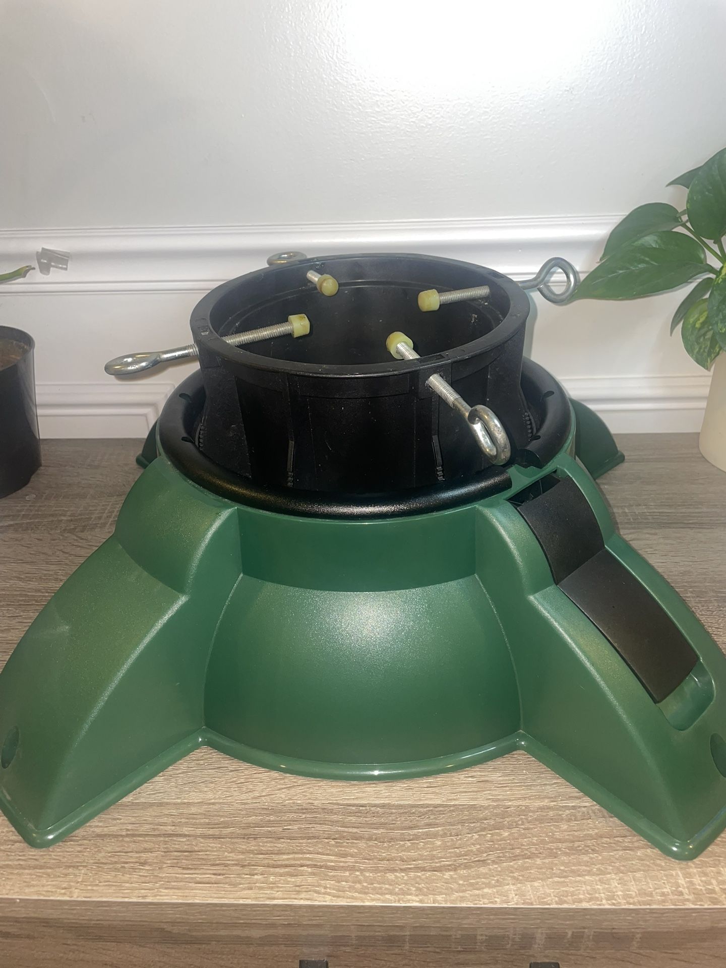 Pivot Point Christmas Tree Stand Holds A Tree Up To 9' Tall 5.75” Trunk