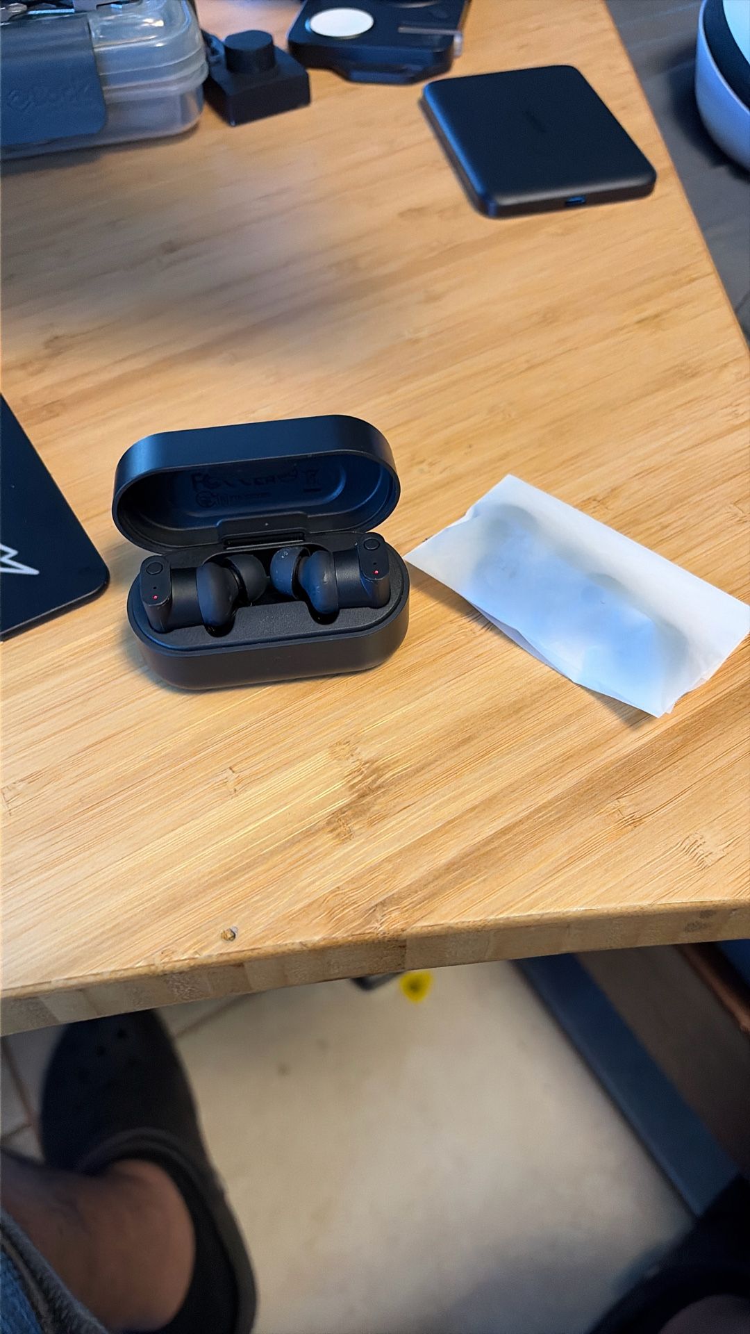 Status Between 3ANC Earbuds